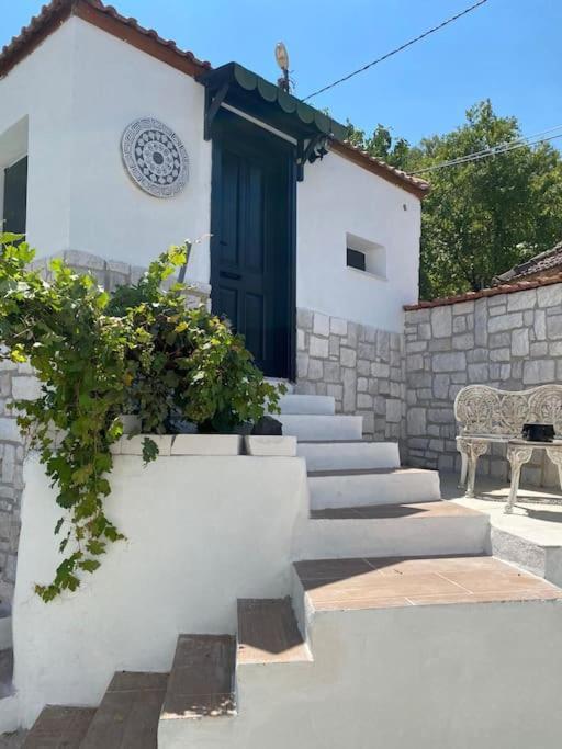 Oezel Havuzlu Kiralik Tas Villa Kusadasi Exterior photo